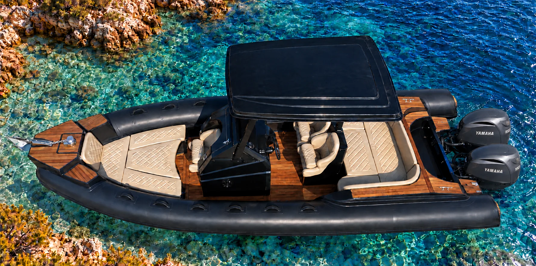 Explorer Sea 7.7 Performance in una conca, T-top senza luci, due Yamaha 150 e ancora con catena, vista illustrativa